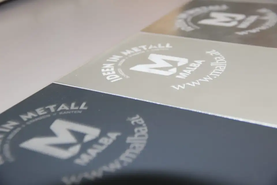 Veredelte Metallplatten mit Gravur in matt, spiegelnd und dunkel