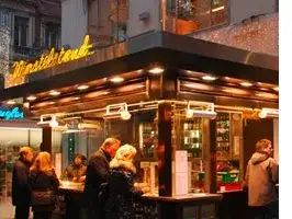 Belebter Imbiss-Treffpunkt in der Wiener Innenstadt
