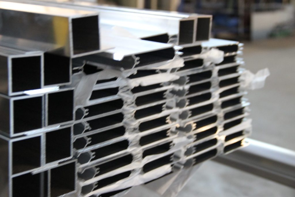 Aluminium-Hohlprofile gebündelt